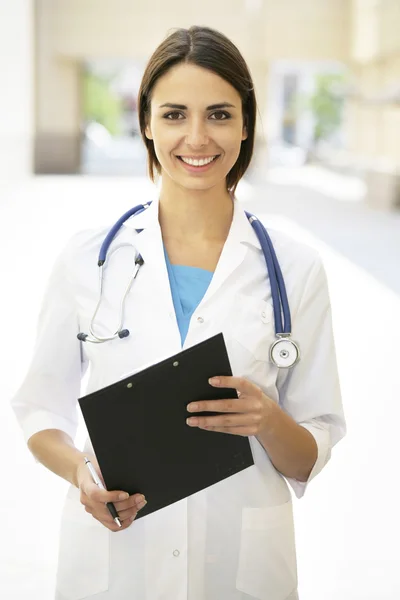 Ung kvinnlig läkare — Stockfoto