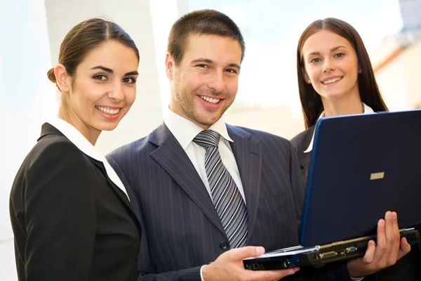 Junge Geschäftsleute — Stockfoto