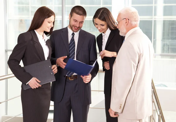 Empresarios discutiendo informes —  Fotos de Stock