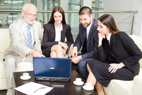 Business people with laptop — Stock Photo, Image