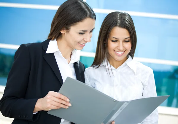 Jeunes femmes d'affaires Photo De Stock