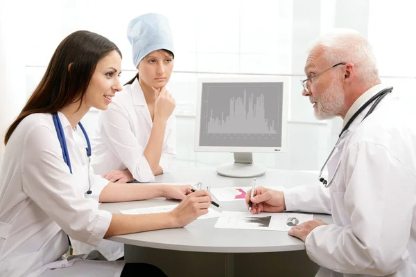 Doctor with two of her co-workers — Stock Photo, Image