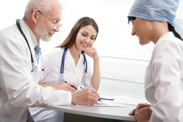 Doctors studying — Stock Photo, Image