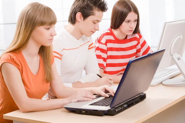 Students looking at monitor — Stock Photo, Image