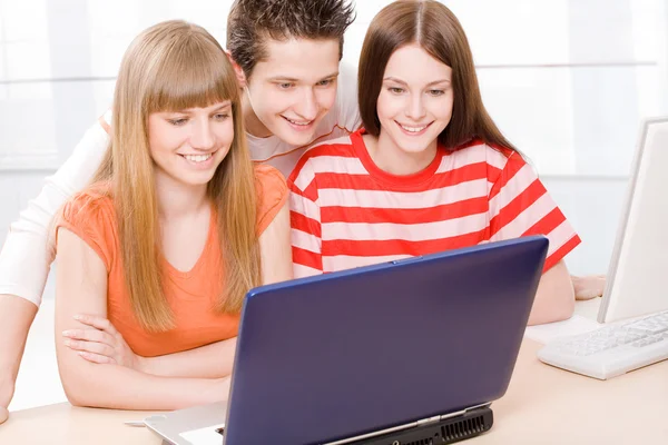 Students with laptop — Stock Photo, Image