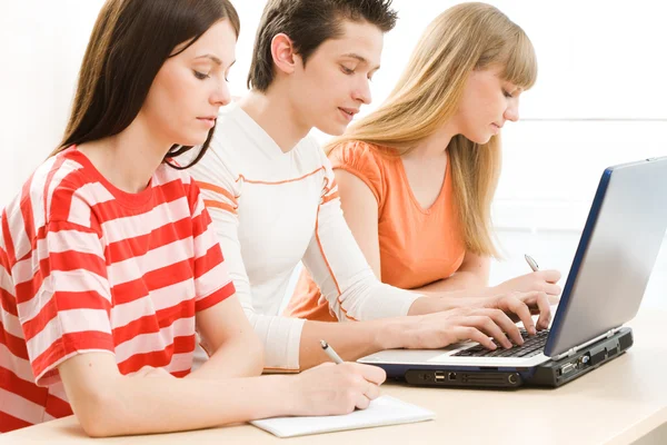 Estudantes com laptop — Fotografia de Stock