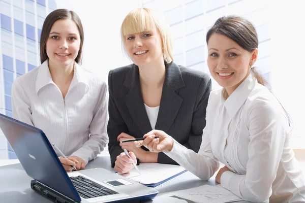 Gelukkige zakenvrouwen — Stockfoto