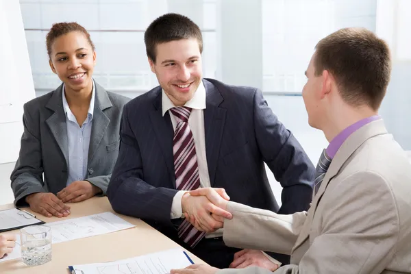 Empresarios estrechando la mano — Foto de Stock