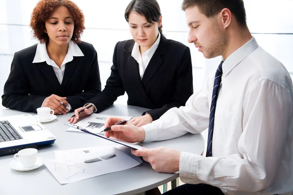 Empresarios discutiendo — Foto de Stock