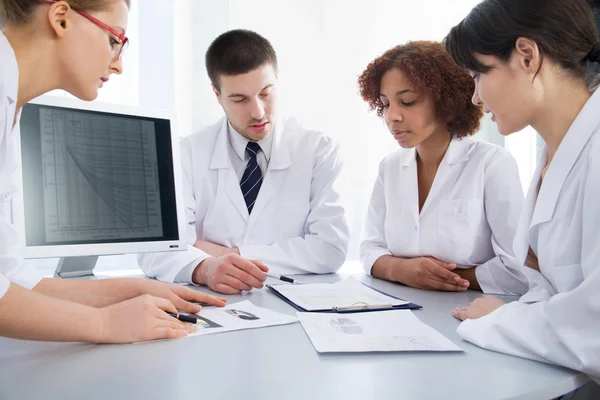 Grup genç doktor