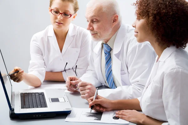 Doctors discuss work — Stock Photo, Image