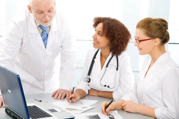 Doctor teaches students — Stock Photo, Image