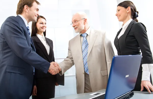 Handdruk en teamwerk — Stockfoto