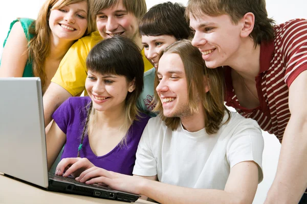 Молодые люди используют ноутбук — стоковое фото