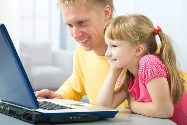 Père et fille avec ordinateur portable — Photo