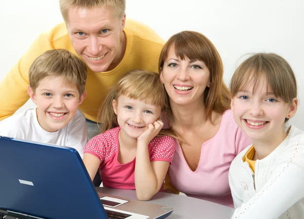 Family with laptop — Stock Photo, Image