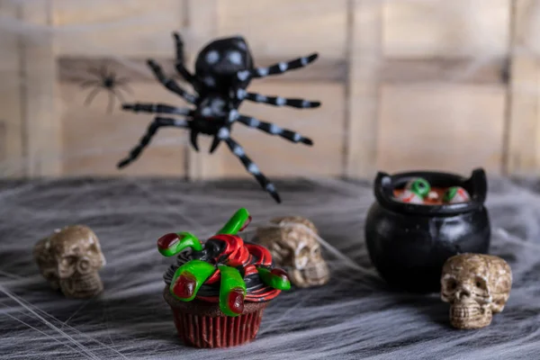 Een Halloween Cupcake Chocolade Rode Zwarte Batterijcrème Gumdrop Vingers Horizontaal — Stockfoto