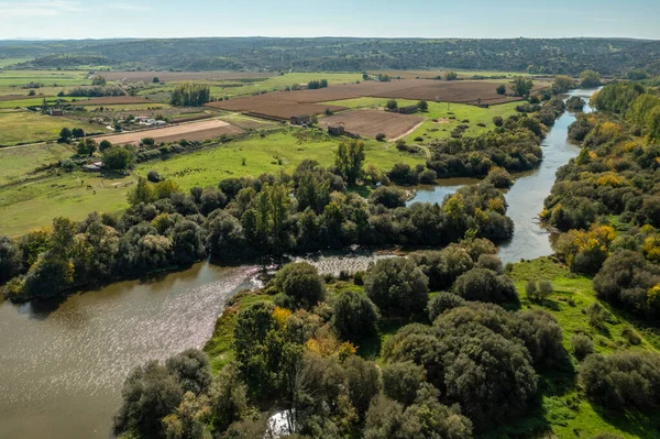 Hava manzaralı Alagn nehrinin Vegas 'ı Coria Extremadura İspanya' dan geçerken şehir arka planda.