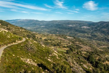 İHA manzaralı Jerte Vadisi, Extremadura, İspanya. Şehir hayatı konsepti. Yatay fotoğraf