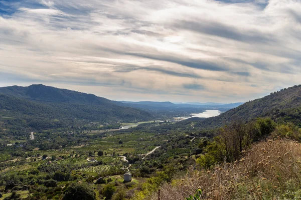 Valle del Jerte, Extremadura, İspanya manzarası. Şehir kırsal yaşam konsepti. Yatay fotoğraf