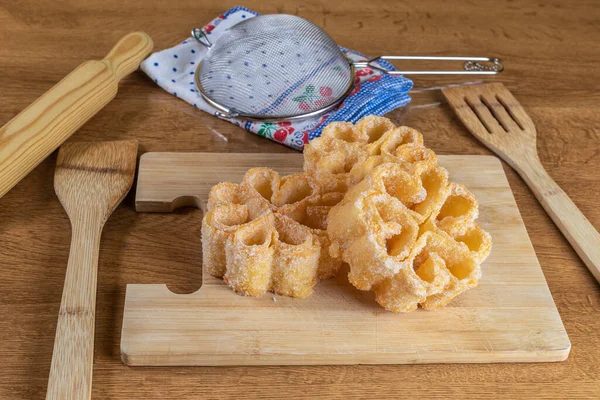 Şekerle kızartılmış tatlı rosette çiçekleri. Extremadura, Endülüs ve Castilla, İspanya 'nın tipik çiçekleri. Noel, Paskalya, Karnaval. Yatay fotoğraf ve seçici odak