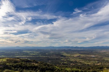Valle del Jerte manzarası ve Caceres, Extremadura, İspanya 'nın kuzeyi. Şehir hayatı konsepti. Dikey fotoğraf