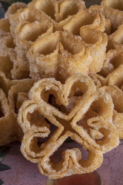 Şekerle kızartılmış tatlı rosette çiçekleri. Extremadura, Endülüs ve Castilla, İspanya 'nın tipik çiçekleri. Noel, Paskalya, Karnaval. Dikey fotoğraf ve seçici odak