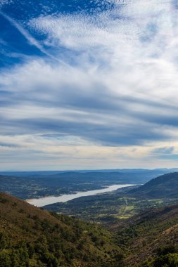 İHA manzaralı Jerte Vadisi, Extremadura, İspanya. Şehir kırsal yaşam konsepti. Dikey fotoğraf