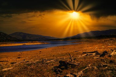 dramatik manzara. Fırtınadan sonra günbatımında bataklık. Kırsal, doğal hayat, tatiller ve eğlence kavramı. Yatay fotoğraf ve seçici odak
