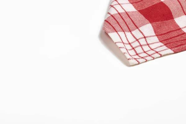 Sağ üst köşede beyaz ve kırmızı kareli beyaz arka plan ve paçavralar. Yatay fotoğraf ve seçici odak