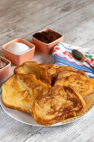 (Vanilyalı, tarçınlı, limonlu ve yumurtalı sütlü kızarmış ekmek. Tipik Paskalya tatlıları. Geleneksel ve neşeli mutfak konsepti. Yatay fotoğraf ve seçici odak