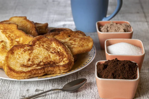 (Vanilyalı, tarçınlı, limonlu ve yumurtalı sütlü kızarmış ekmek. Tipik Paskalya tatlıları. Geleneksel ve neşeli mutfak konsepti. Yatay fotoğraf ve seçici odak