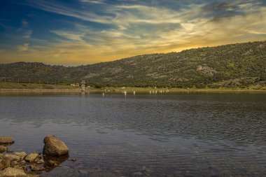 Gün batımında Plasencia, Extremadura barajının görkemli ve muhteşem manzarası. Sakin, eğlenceli, macera ve kırsal hayat kavramı. Yatay fotoğraf ve seçici odak