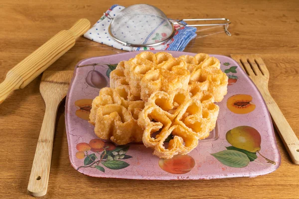 Şekerle kızartılmış tatlı rosette çiçekleri. Extremadura, Endülüs ve Castilla, İspanya 'nın tipik çiçekleri. Noel, Paskalya, Karnaval. Yatay fotoğraf ve seçici odak