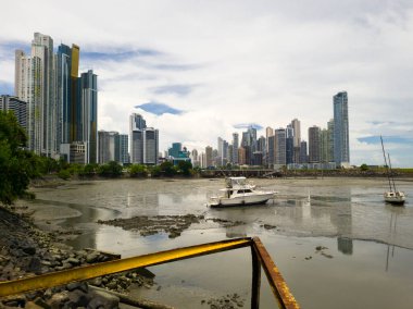 Büyük şehir mimarisi. Ofis ve konut binaları, tekneli göl suyu. 