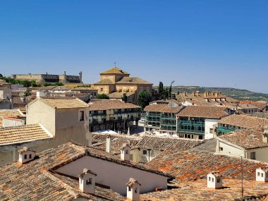 Küçük turistik meydan. Eski yerleşim yerleri ve mavi gökyüzü 