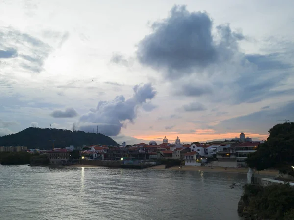 Cielo Nuvoloso Tramonto Sopra Edifici Della Città Fiume — Foto Stock