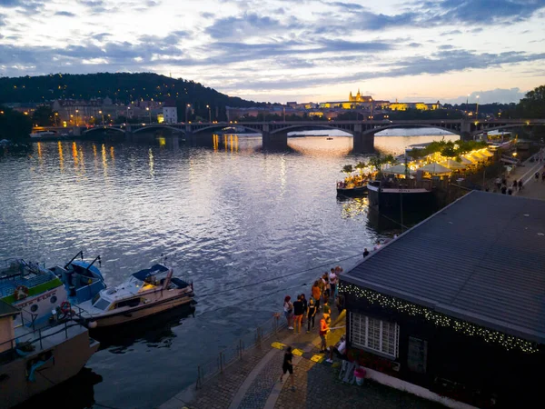 Praga Rio Vltava Com Barcos Ponte Karlov Cidade Velha Medieval — Fotografia de Stock