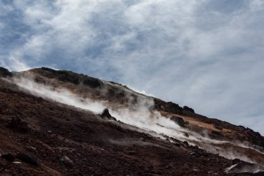 Bulutlu gökyüzü ve manzaralı dağlar, seyahat fotoğrafları.