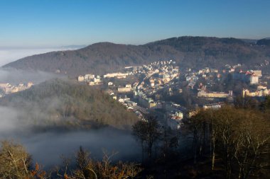 Avrupa 'daki küçük şehir evlerinde nehir akışı 