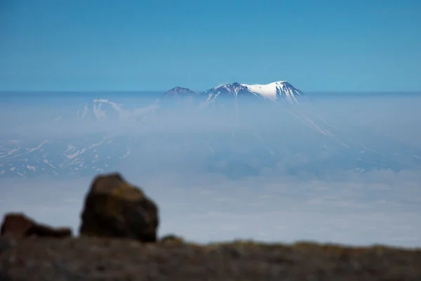 Wolken Über Malerischen Bergen Mit Schneebedecktem Gipfel — Stockfoto