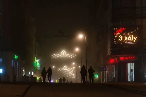 People Walking Night European Town Night Fog — Stock Photo, Image