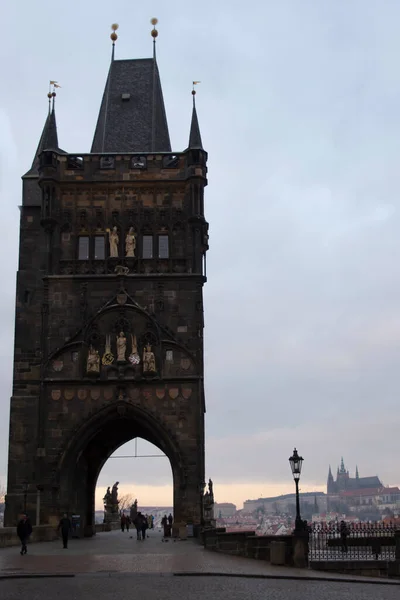 Praga Cidade Velha Edifício Torre Ponte Com Pessoas — Fotografia de Stock