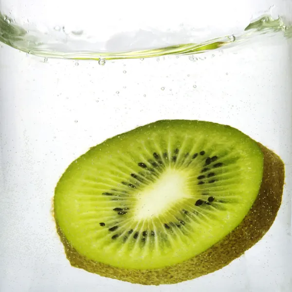 Kiwi rebanada salpicadura en el agua — Foto de Stock