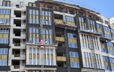 arranha-céus em construção com uma impermeabilização de construção e aquecimento das paredes