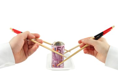 Euro banknot paraları beyaz zemin üzerine bir tabak ile doldurulmuş suşi şeklinde alarak eller