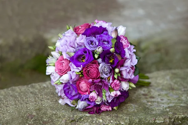 Bouquet of colorful flowers on natural background — Stock Photo, Image