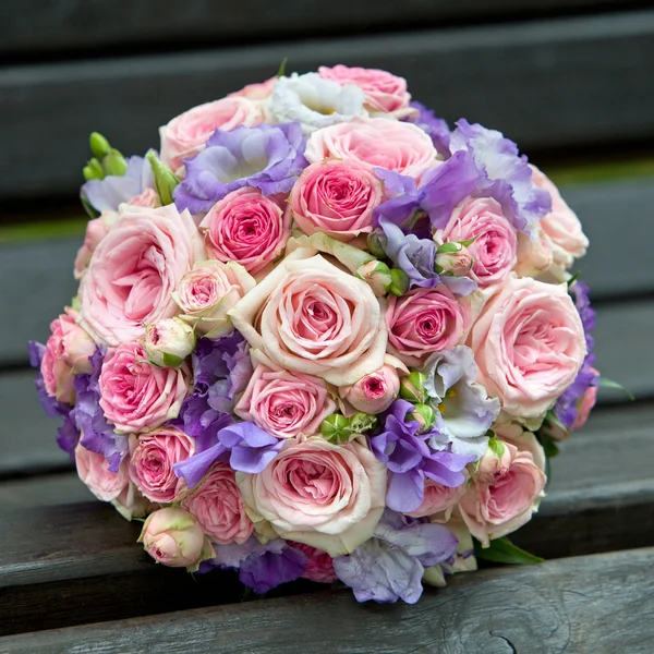 Bouquet of fresh flowers for the wedding ceremony. — Stock Photo, Image