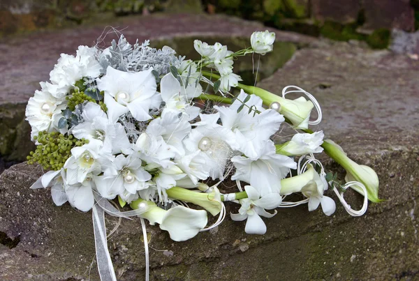 Boeket verse bloemen voor de ceremonie van het huwelijk. boeket van bloemen in heldere kleuren voor de ceremonie van het huwelijk. — Stockfoto