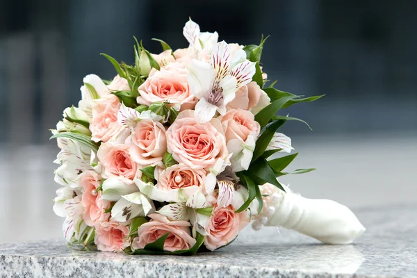 Boeket verse bloemen voor de ceremonie van het huwelijk. — Stockfoto